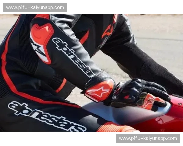MotoGP手套：速度与安全的完美握感